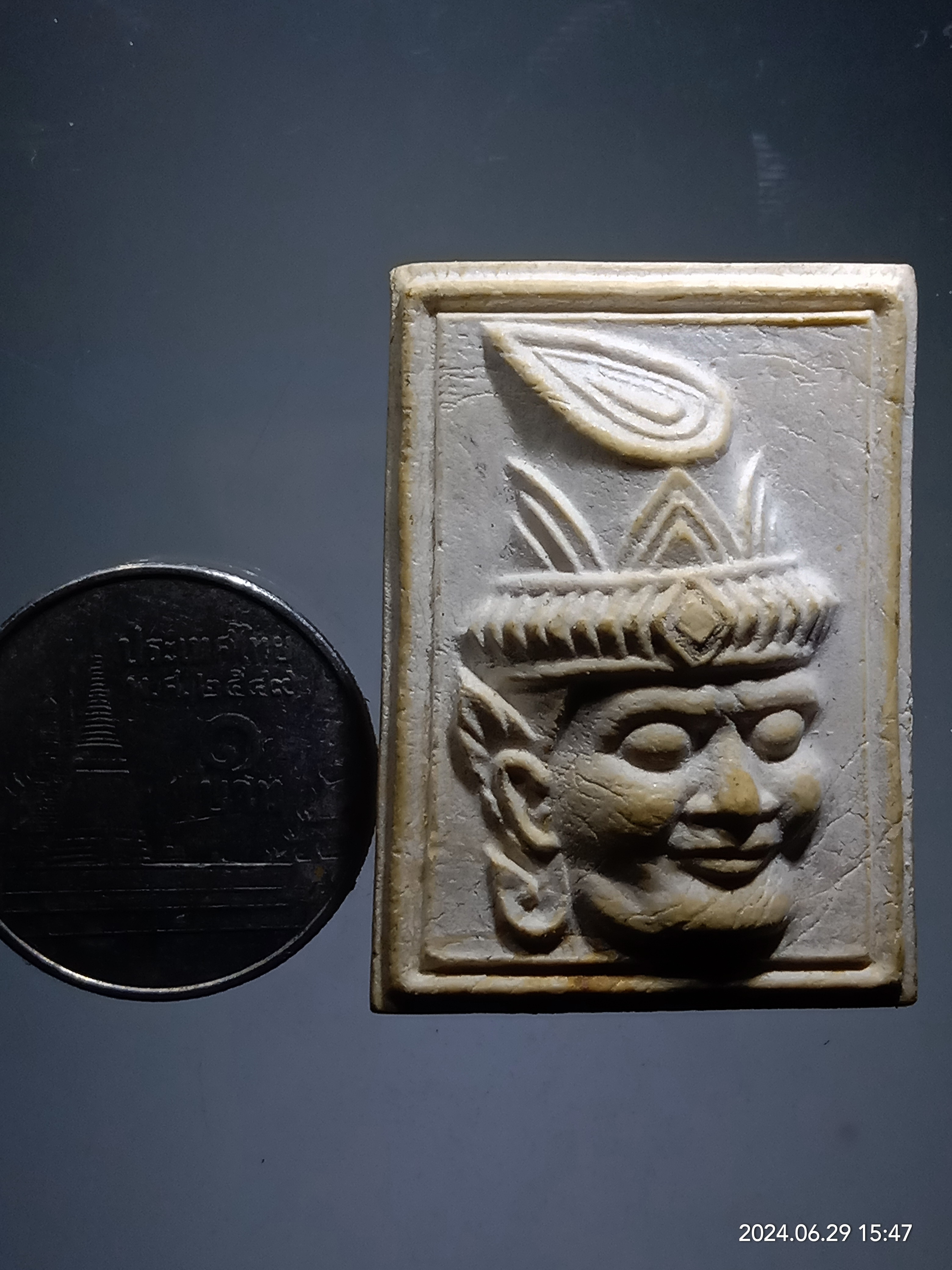 รหัสสินค้า พระเนื้อดิน เนื้อผง เนื้อว่าน 480 เศียรพ่อแก่ฤาษีบรมครู เนื้อผงหลังกลอง ไม่ทราบสำนัก ส่วนใหญ่แล้วจะทำแจกในพิธีไหว้ครูครับ