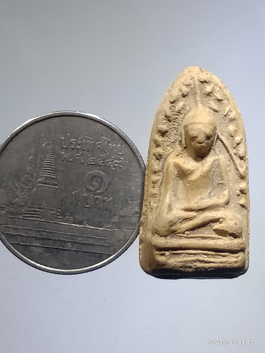 รหัสสินค้า พระเนื้อดิน เนื้อผง เนื้อว่าน 107 พระรอด เนื้อดินเผา วัดมหาวัน ลำพูน สู่ศตวรรษที่ 14 จัดสร้างปี 2539 พระสภาพสวยมาก หน้าตาจมูกปากติด ชัดเจน ประกวดติดที่ 1 แน่นอน งดต่อราคาครับ บอกก่อนนะครับ ต่อราคาเราไม่ขาย