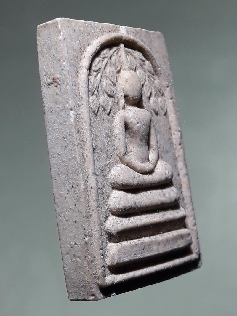 รหัสสินค้า พระสมเด็จ วัดต่างๆ 1320 พระสมเด็จพิมพ์ปรกโพธิ์ รุ่น 1 ขุมทองเศรษฐี หลวงพ่อน้อย อินทสโร (พระครูภาวนากิตติคุณ) อดีตเจ้าอาวาสวัดธรรมศาลา ต.ธรรมศาลา อ.เมือง จ.นครปฐม ปี 2538 จัดสร้างโดยหลวงพ่อสมศักดิ์ สันติจิตโต ศิษย์เอกหลวงพ่อน้อย