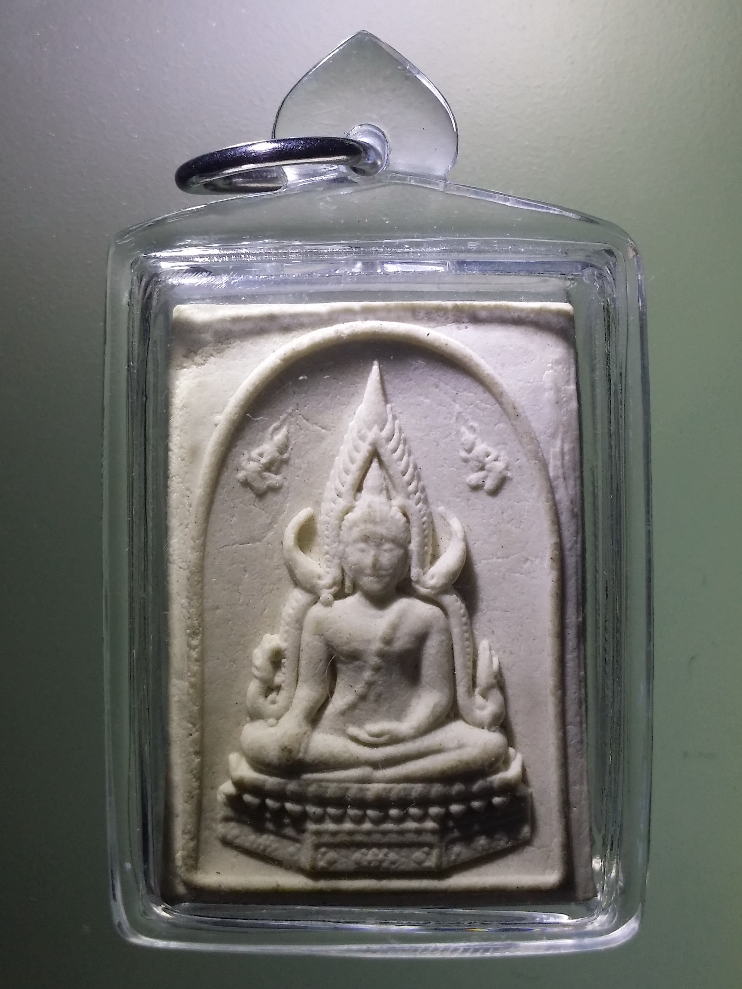 antig FB 472 พระพุทธชินราชเนื้อผง หลังรูปเหมือนพระครูใบฎีกาอำนวย วัดไผ่นาเริง จังหวัดนครสวรรค์ สร้างปี 2546 เลี่ยมพลาสติก พร้อมใช้