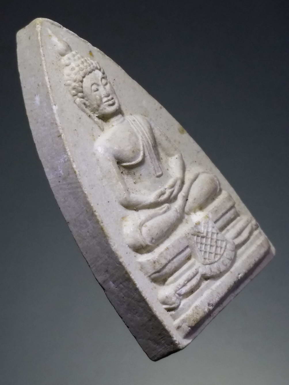 รหัสสินค้า พระไม่ทราบที่ 261 พระผงหลวงพ่อโสธร หลังยันต์ และกงจักร ไม่ทราบที