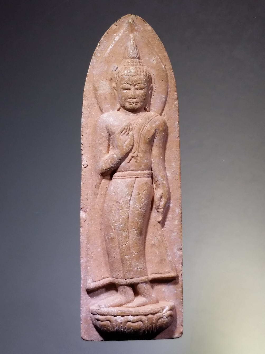 รหัสสินค้า พระไม่ทราบที่ 231 พระลีลาเนื้อผง หลังอูม ไม่ทราบที่