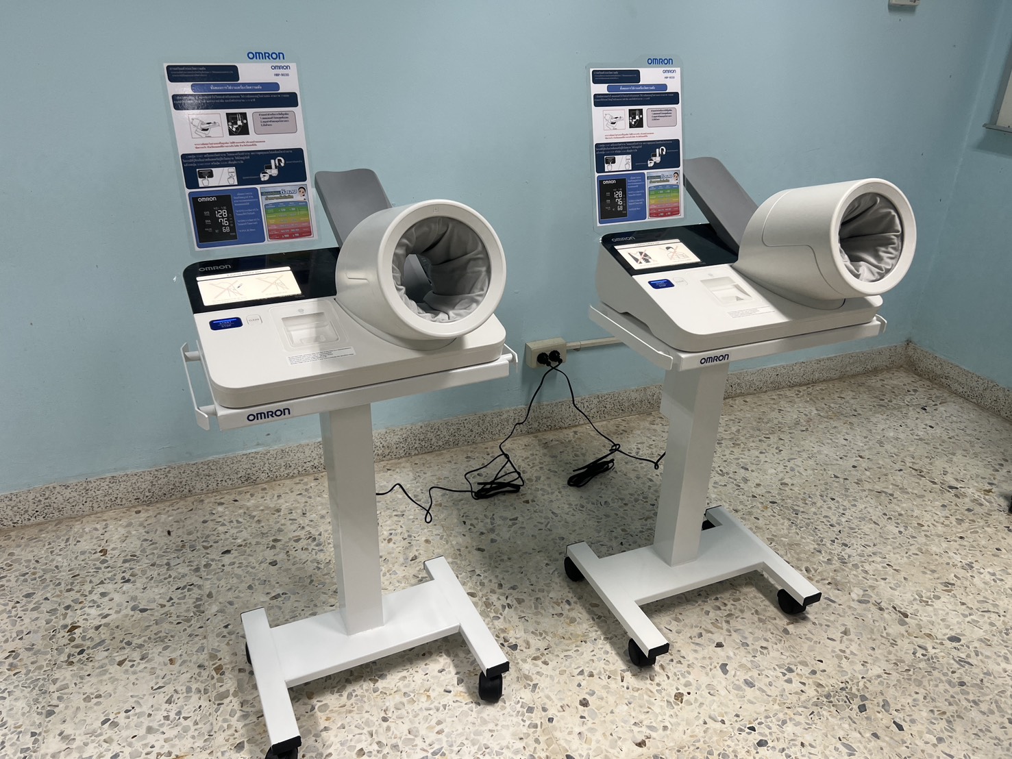 เครื่องวัดความดันโลหิตอัตโนมัติแบบสอดแขน ชนิดจอภาพสี OMRON รุ่น HBP-9031 + พร้อมรถเข็นขาตั้งครบชุด + แถมฟรีกระดาษบันทึกผล รับประกัน 1 ปี