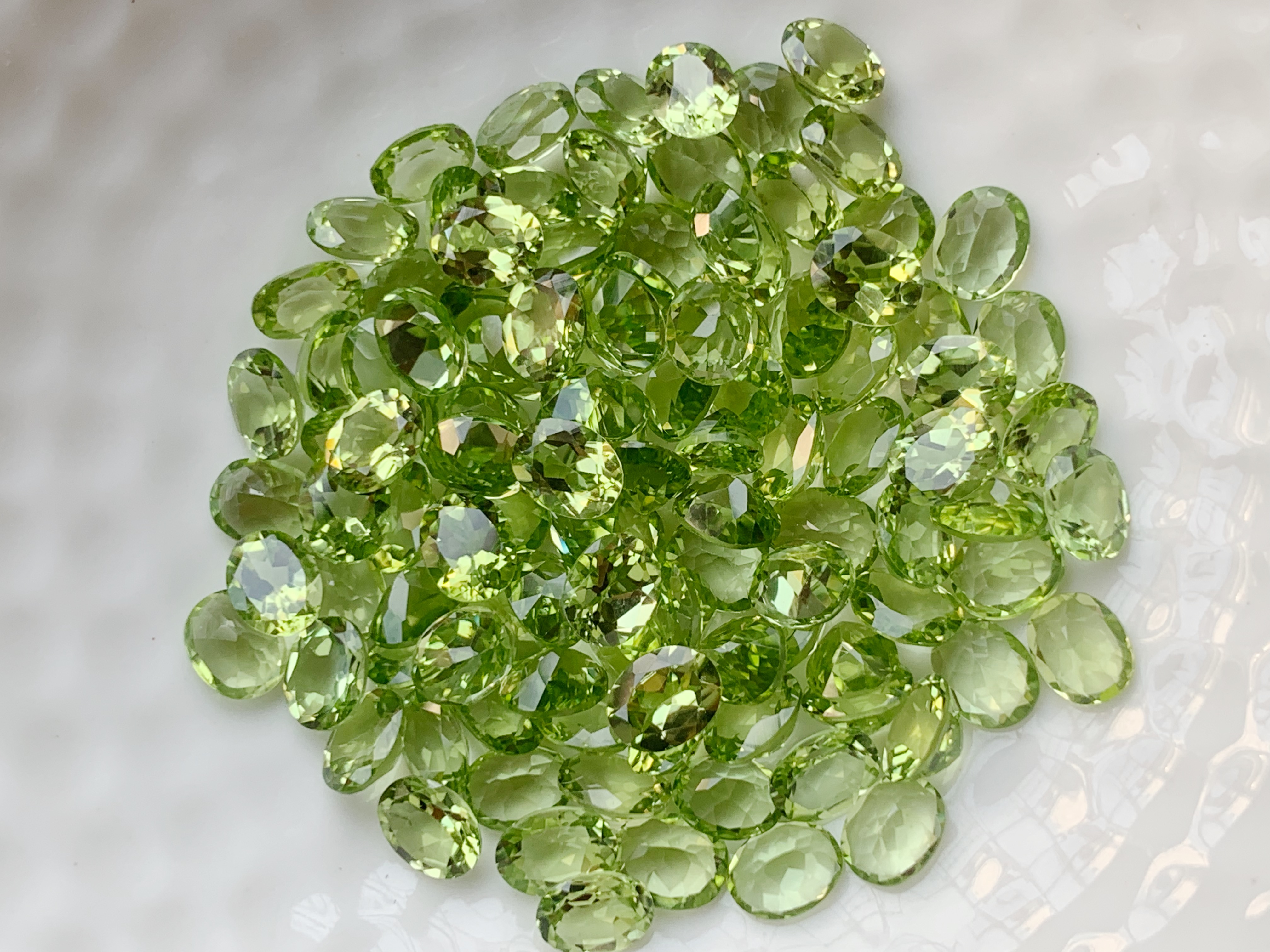 เพอริดอทไข่ 5X4 มม. 5 กะรัต