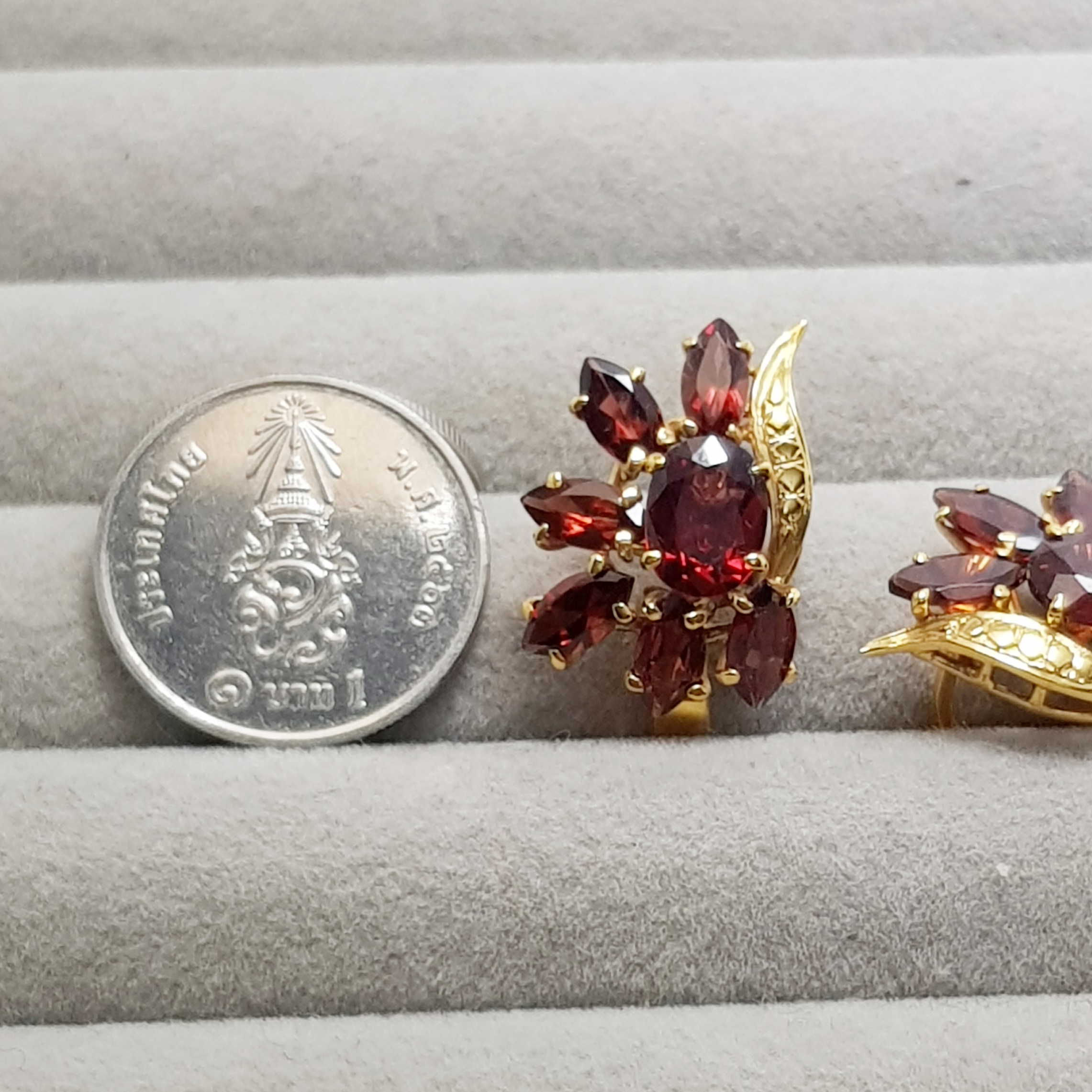 ต่างหูโกเมนลายช่อดอกไม้ **ขายแล้ว**