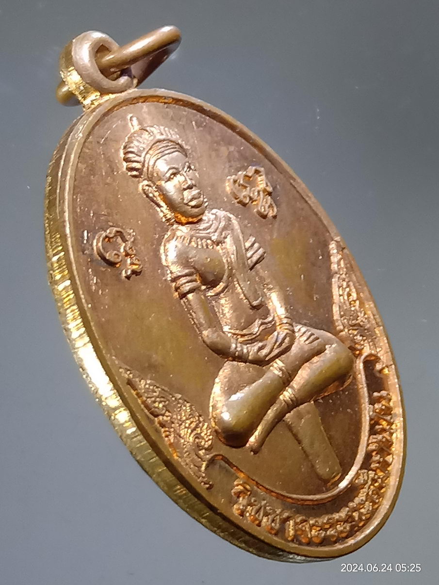 รหัสสินค้า เหรียญพระพุทธ 110 เหรียญพระพุทธทรงเทริดขนนก ศิลปะพระยอดธง ด้านหลังมีพระขรรค์ กระบอง คทา และจักร ด้านหน้าเขียนว่าวิชชาจะระณะสัมปันโน ไม่ทราบที่ แปลกดีครับ