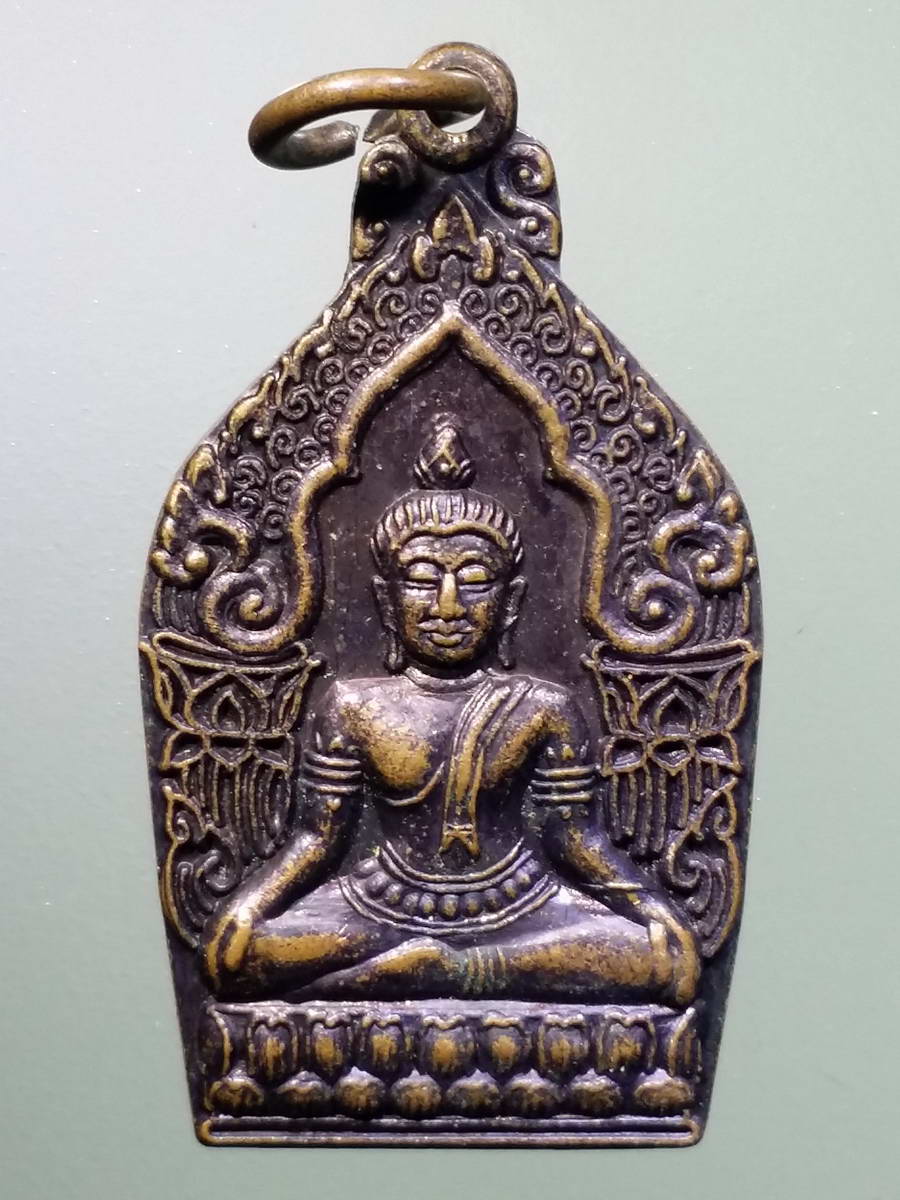 รหัสสินค้าเหรียญพระพุทธ 2831 เหรียญทองแดง พระร่วงนั่งครองเมือง วัดราษฎร์ศรัทธาธรรม จังหวัดสุโขทัย หลังยันต์ยอดพระกัณฑ์พระไตรปิฎก