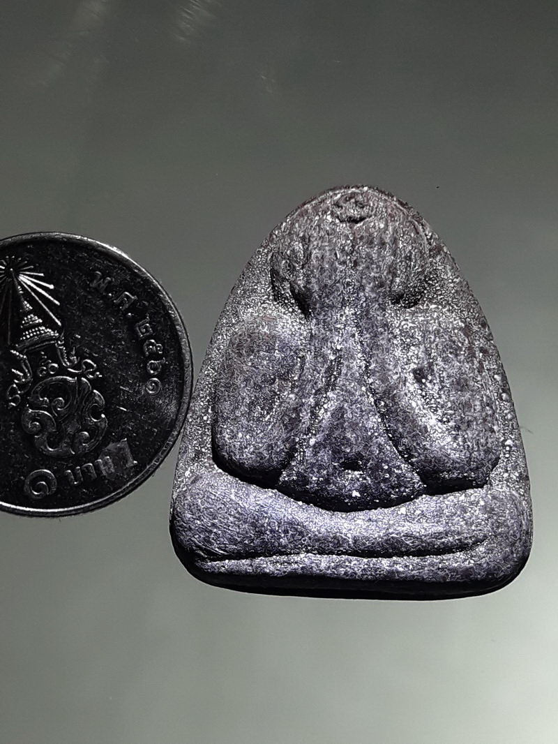 รหัสสินค้า พระเนื้อดิน ผง ว่าน 10466 พระปิดตาเนื้อผงหลังยันต์ มีตัวอักษรภาษาจีนอยู่ด้านล่างด้านหลัง ไม่ทราบที่ เนื้อหาไม่ธรรมดา