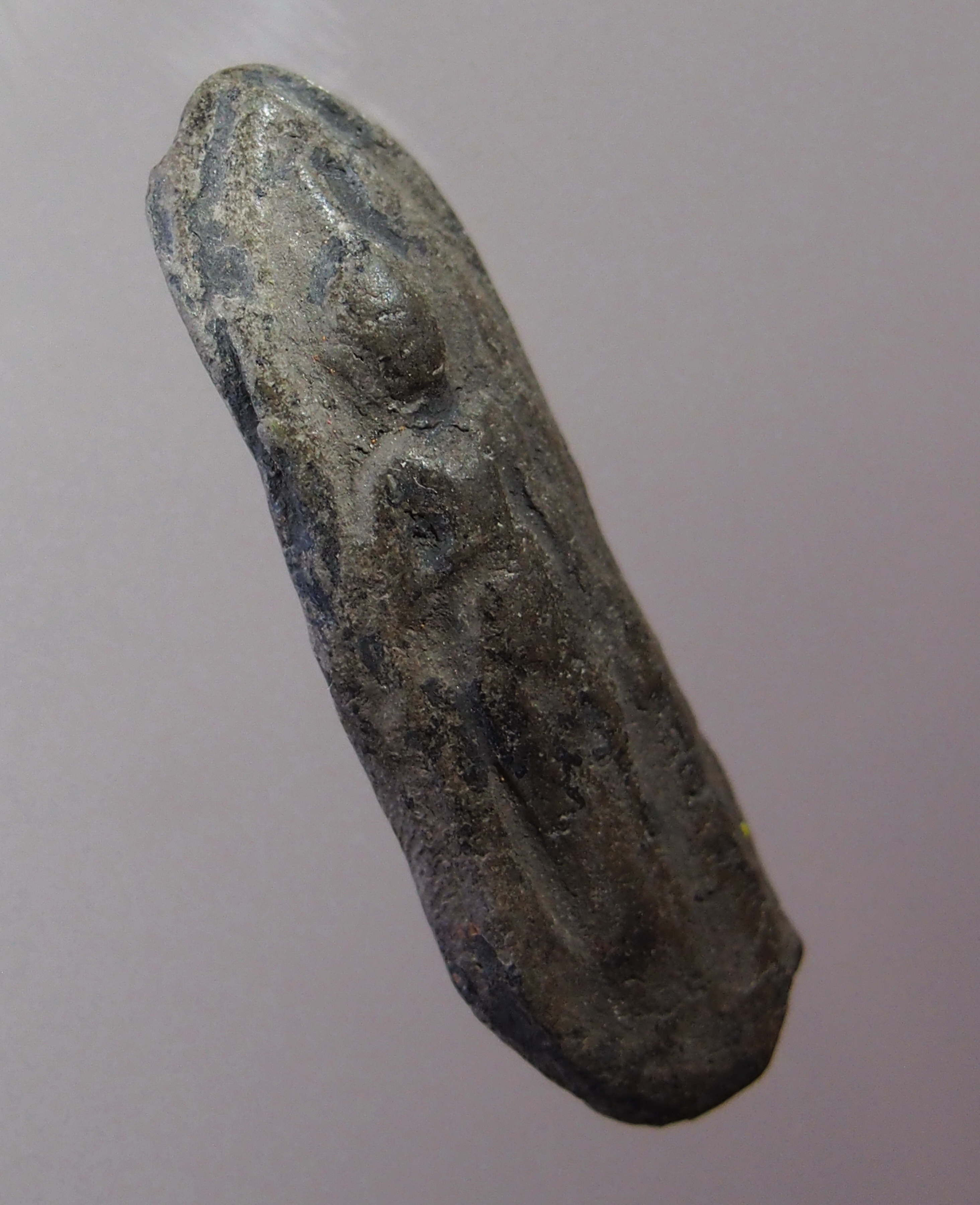 รหัสสินค้า พระกรุ 088 พระร่วงยืนประทานพร เนื้อดำ พิมพ์เล็ก กรุเตาเชลียง จังหวัดสุโขทัย