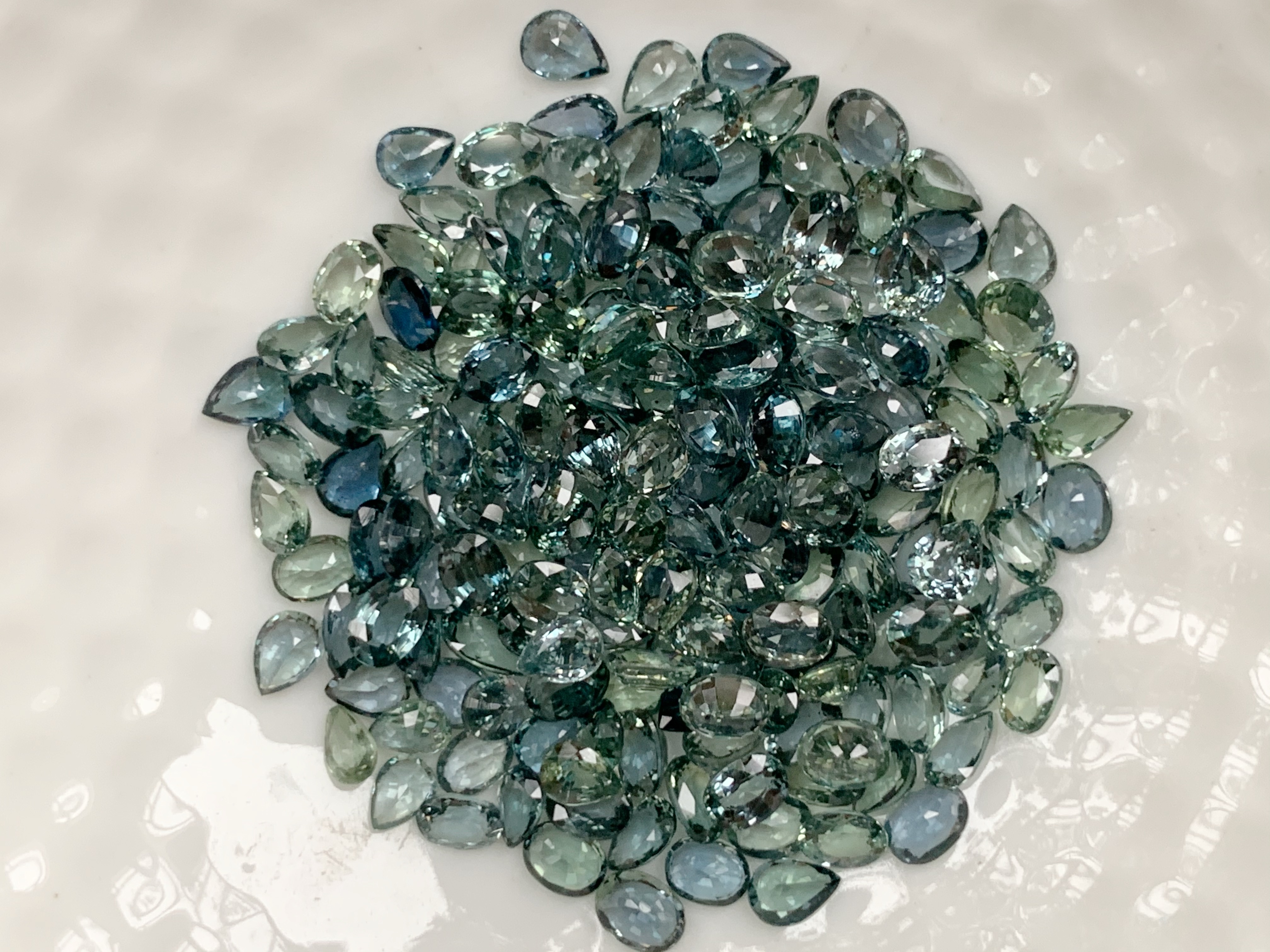 แซฟไฟร์เขียวอมน้ำเงินไข่ 4x3 mm. 1 กะรัต