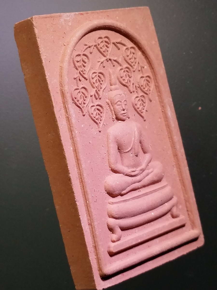 รหัสสินค้า พระมีกล่อง 427 พระสมเด็จปรกโพธิ์ 9 ใบหลังยันต์แม่ทัพใหญ่ รุ่นแรก องค์ครูเนื้อทองนพเก้า ผสมผงเก่า หลวงปู่กวย ชุตินธโร หลวงพ่อวิชัย โกวิโท วัดหัวเด่น อำเภอสรรคบุรี จังหวัดชัยนาท จัดสร้าง พระรายการนี้ให้เช่าบูชาเเล้ว