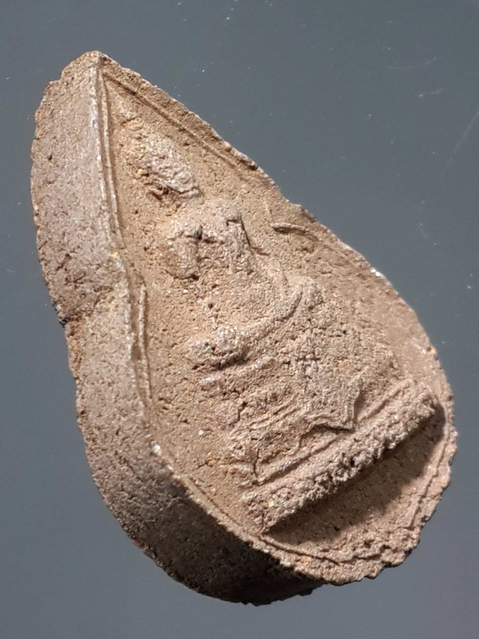 รหัสสินค้า พิจิตร 036 พระกลีบบัวเนื้อผงผสมว่าน พิมพ์พระพุทธ หลวงพ่อลือ วัดวังกลม จังหวัดพิจิตร พระรายการนี้ให้เช่าบูชาแล้ว