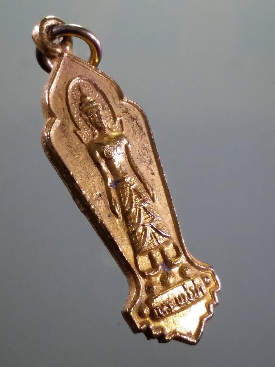 รหัสสินค้า เหรียญพระพุทธ 4170 เหรียญพระแม่ย่า หลังพ่อขุนรามคำแหงมหาราช รุ่นอุดมมงคล สร้างปี 2536 ขนาดเทียบกับเหรียญบาท