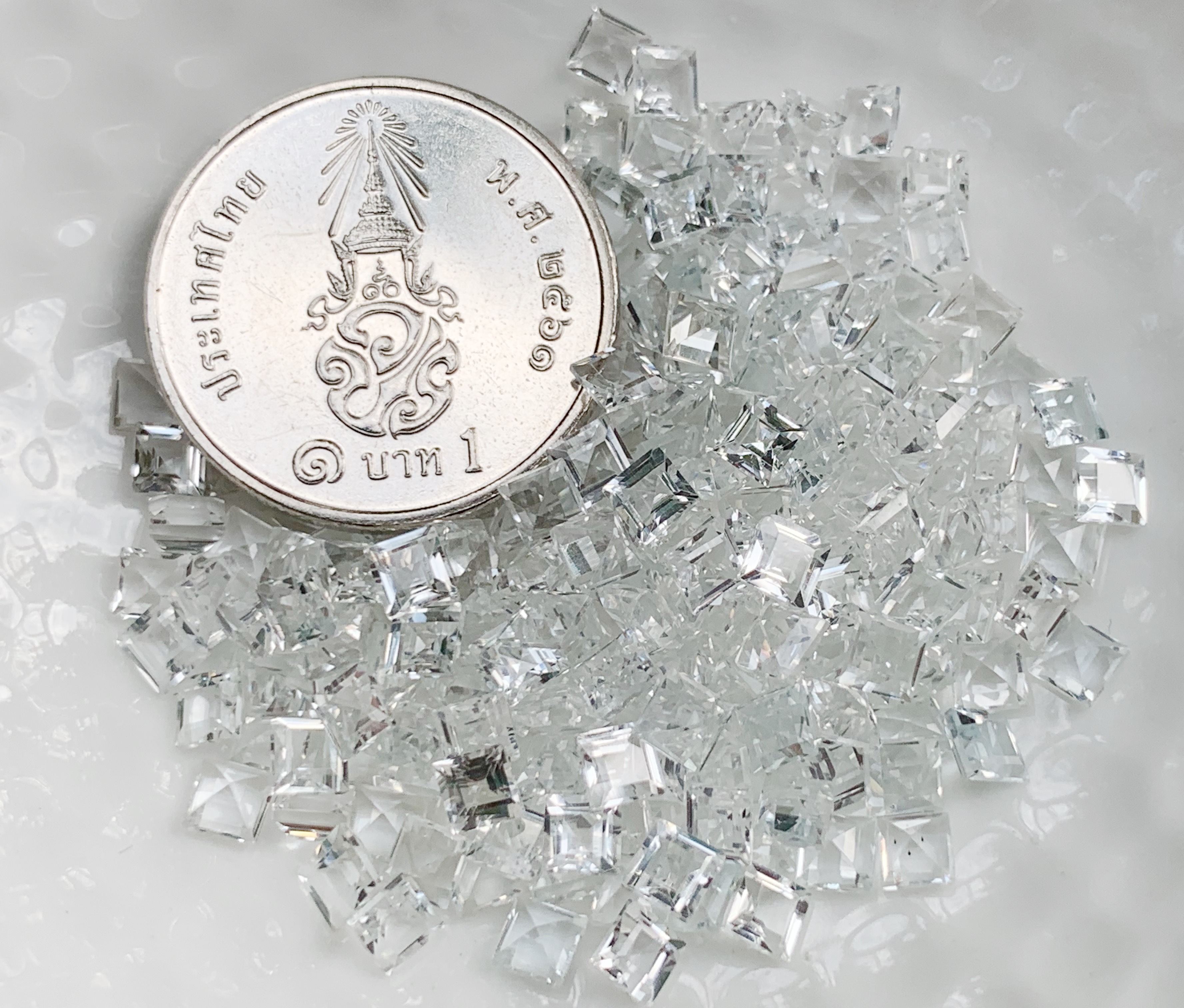 ไวท์โทปาสสี่เหลี่ยม 3X3 มม. 5 กะรัต