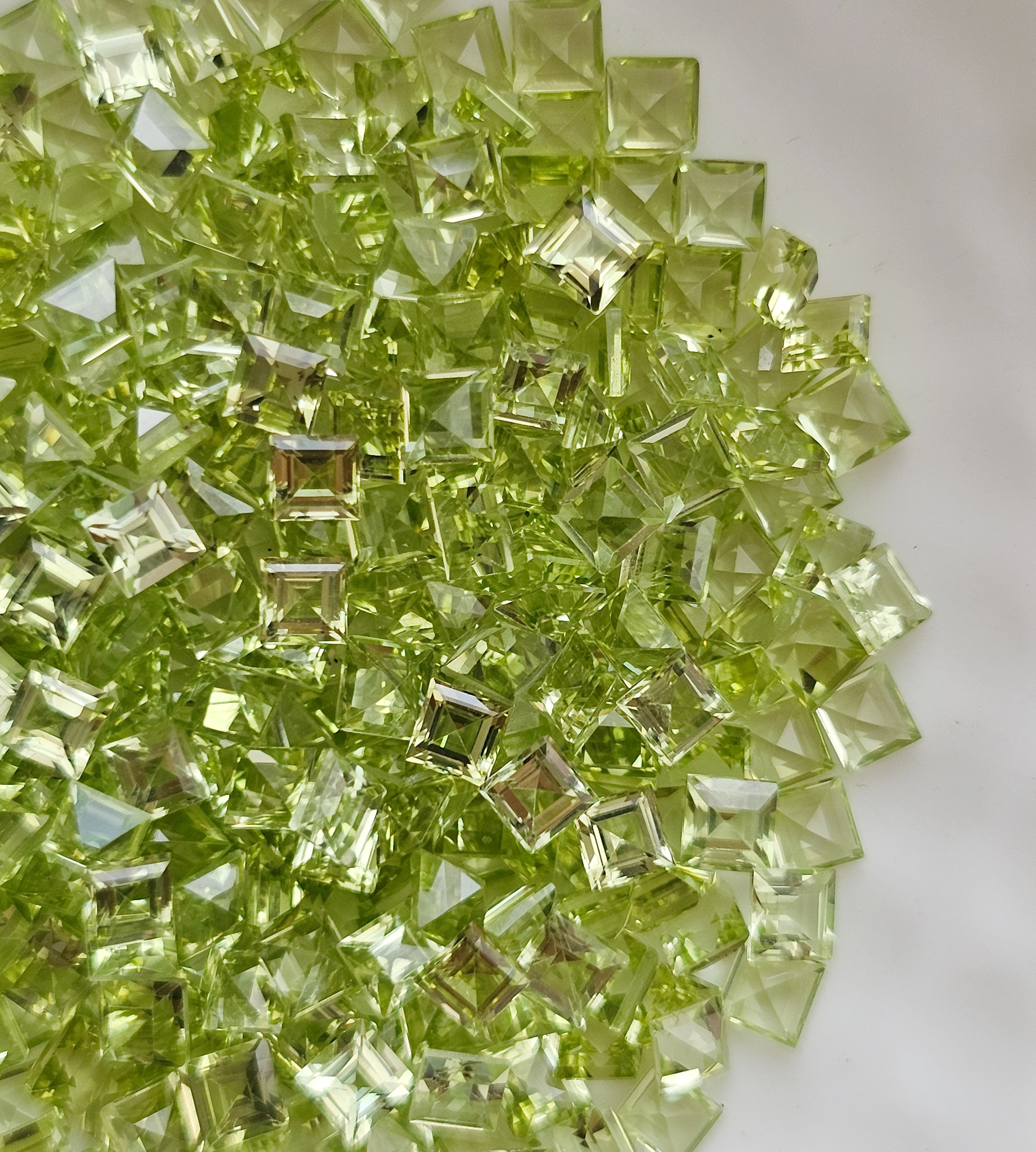 เพอริดอทสี่เหลี่ยม 2.5x2.5mm. 5 กะรัต