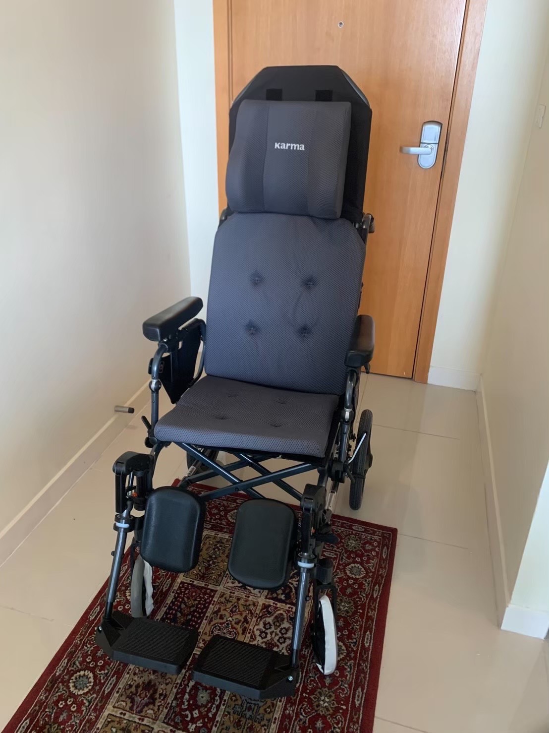 รถเข็นปรับเอนนอนได้ อลูมินัมอัลลอยด์คาร์ม่า รุ่น MVP502 (WheelChair KARMA MVP 502) ปรับเอนนอนได้ 170 องศา ที่วางแขนยกเปิดได้ โครงพักเท้ายืดตรงได้ พับเก็บได้ + แถมฟรี สายคาดลำตัวกันตก ของแท้ รับประกันศูนย์ไทย 5 ปี รุ่น TOP (Best Seller)