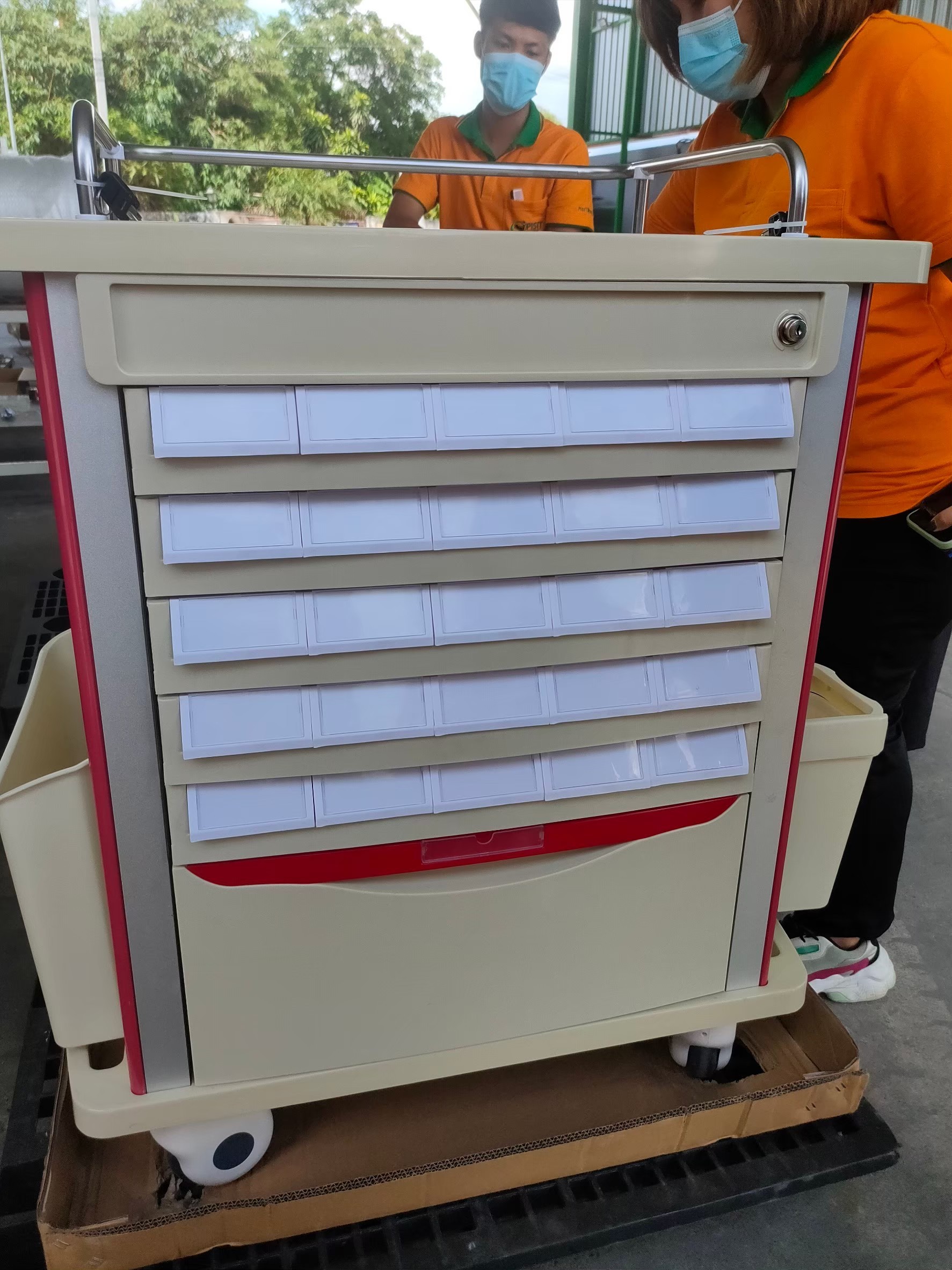 รถเข็นฉุกเฉิน สำหรับจ่ายยา 50 ช่อง รุ่น SL-F08-2 (Emergency Trolley)