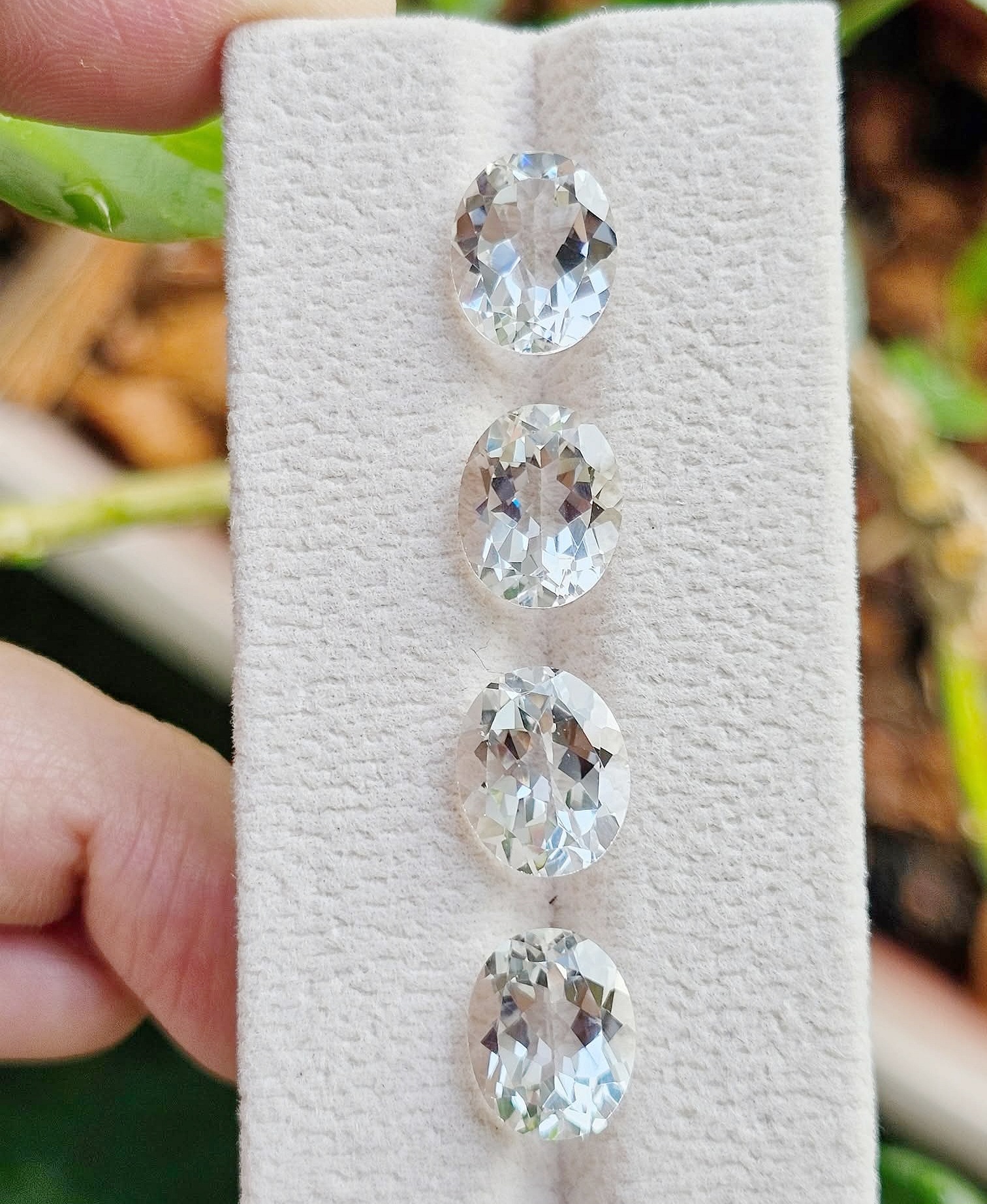 ไวท์โทปาสไข่ 9x11mm. 1 เม็ด