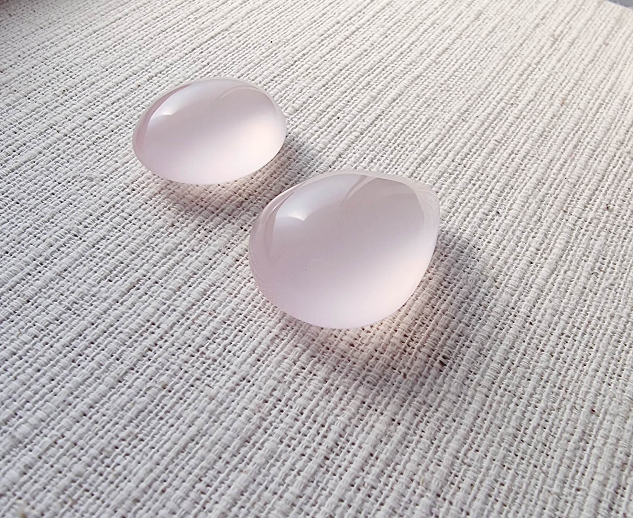 พอยโรสควอซส์ สีชมพูพาสเทล 2 เม็ด 1,750 บาท