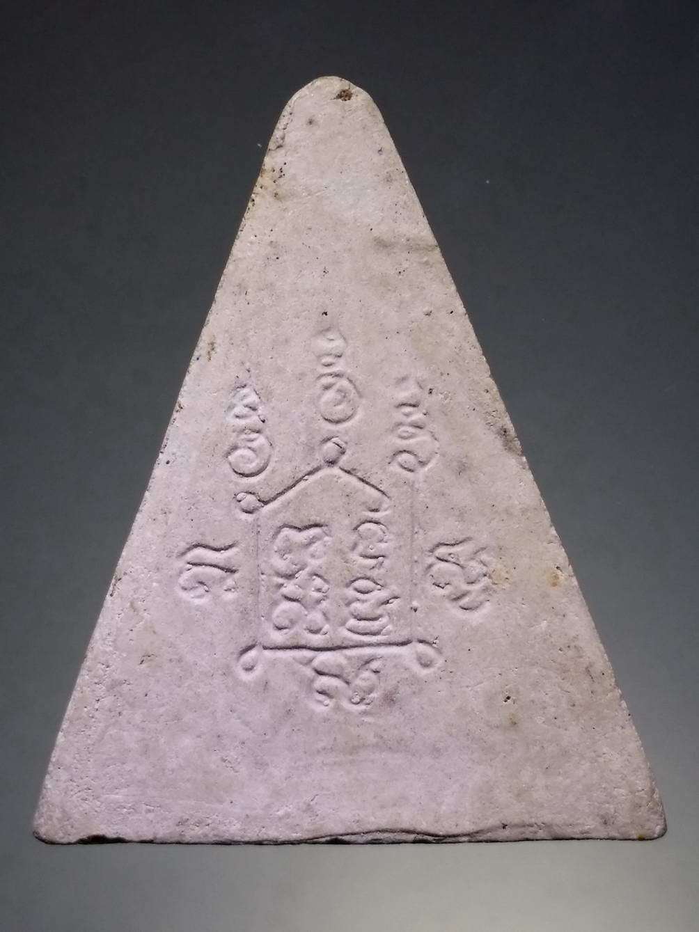 รหัสสินค้า พระไม่ทราบที่ 258 พระนางพญาเนื้อผง พิมพ์สามเหลี่ยม หลังยันต์ ไม่ทราบที่