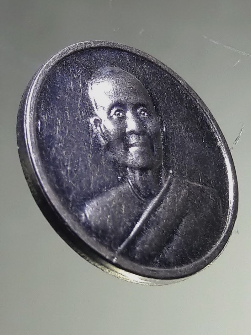 Antig FB 12848 เหรียญกลมเนื้ออัลปาก้า ที่ระลึกหล่อรูปเหมือนทองคำ มหารัตนะอุบาสิกา จันทร์ขนนกยูง สร้างปี 2557