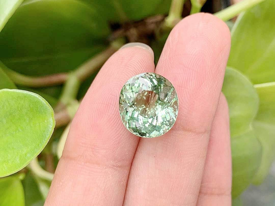 พลอยทัวมาลีนไข่ สีเขียวมิ้นท์ 8.26 กะรัต 1 เม็ด