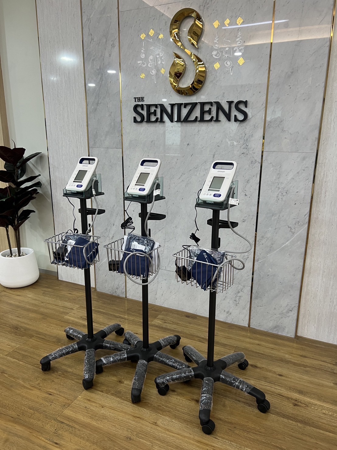 เครื่องวัดความดันโลหิตอัตโนมัติ OMRON รุ่น HBP-1320 + พร้อมรถเข็นขาตั้งครบชุด และอุปกรณ์ประกอบการใช้งาน