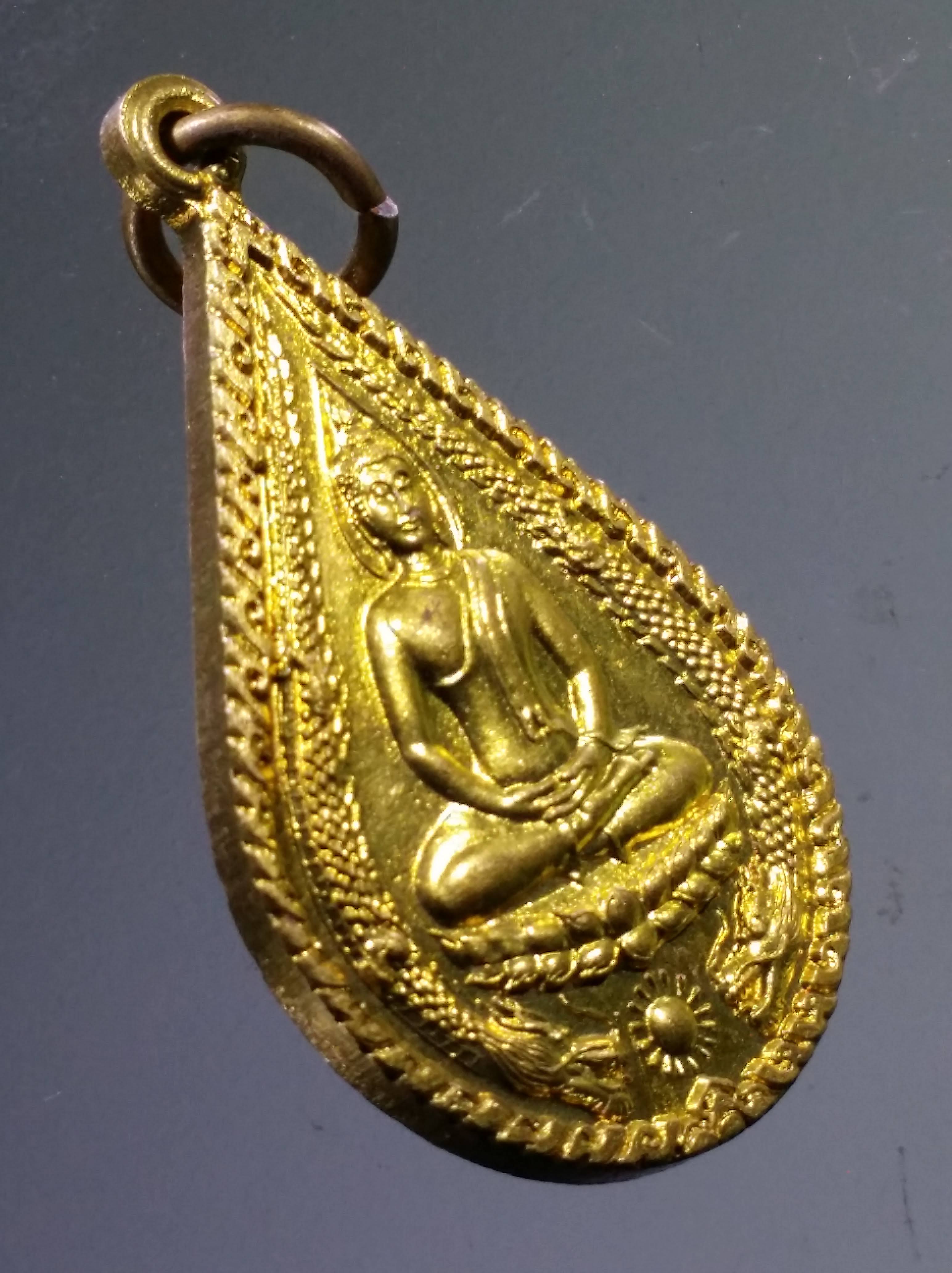 Antig PIM 533 เหรียญหยดน้ำ พิมพ์พระพุทธปางสมาธิ มังกรคู่ เนื้อทองสตางค์ หลวงพ่อนก วัดเขาบังเหย จังหวัดชัยภูมิ