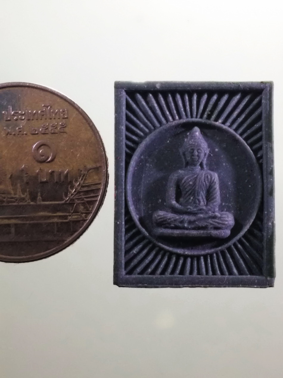 รหัสสินค้า พระมีกล่อง 4011 พระธรรมกายเนื้อผง ฝังเม็ดพระธาตุ ด้านหลัง วัดหลวงพ่อสดธรรมกายาราม อำเภอดำเนินสะดวก จังหวัดราชบุรี จัดสร้าง