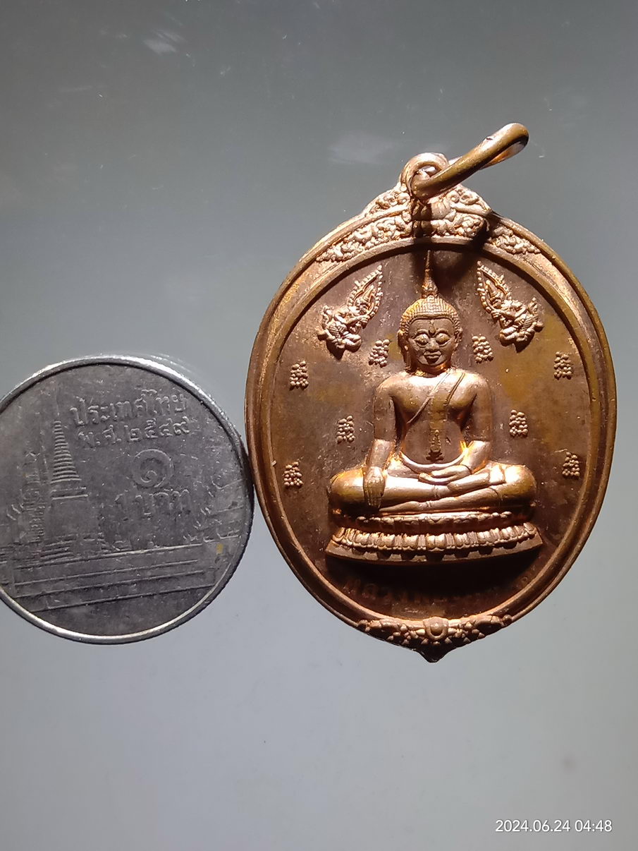 รหัสสินค้า เหรียญพระพุทธ 074 เหรียญพระพุทธหลวงพ่อเหลือ หลังหลวงพ่อทันใจ วัดหงษ์ อำเภอเมือง จังหวัดพิจิตร สร้างปี 2554 เหรียญนี้จมูกของหลวงพ่อทันใจด้านหลังเนื้อทองแดงรีดมาไม่เต็มนะครับพิจารณาก่อนเช่าบูชาด้วยครับ