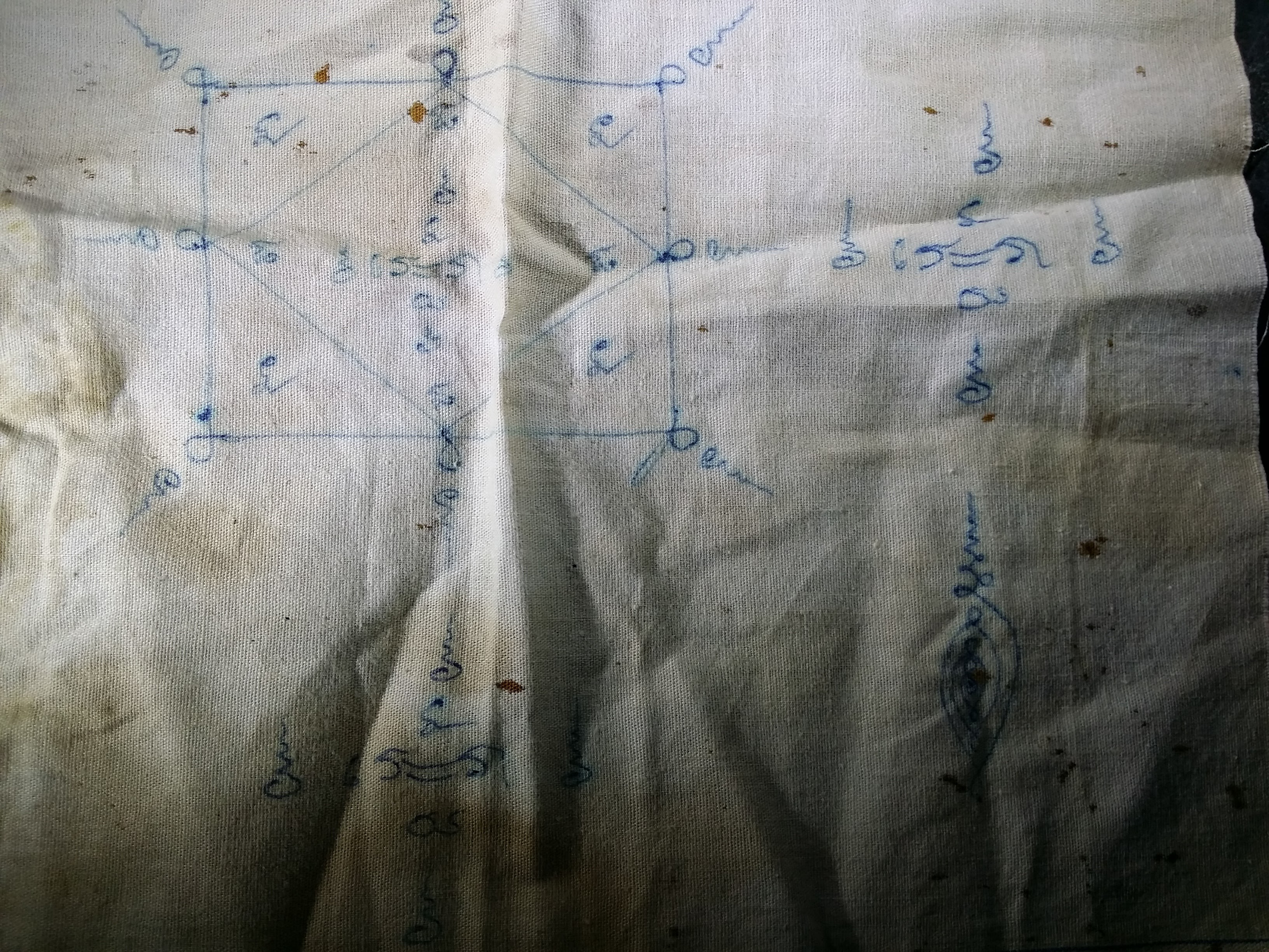 รหัสสินค้า ผ้ายันต์สำนักต่างๆ 030 ผ้ายันต์ เขียนมือ ไม่ทราบสำนัก ผ้ายันต์เขียนมือนี้ สร้างขึ้นจากผู้ที่รู้ อักขระอาคม ศึกษาวิชาไสยเวทย์ จึงได้กระทำขึ้น ถึงแม้จะไม่รู้สำนัก แต่ก็สามารถเช่าไว้บูชาเพื่อทดลองพุทธคุณได้ครับ