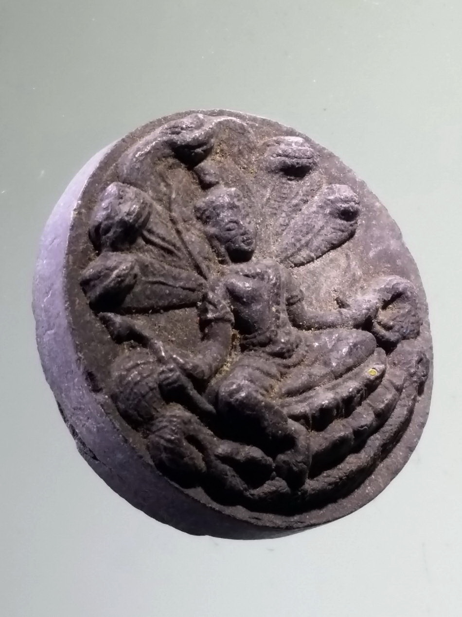 รหัสสินค้า จตุคามรามเทพ 932 พระเทวราชโพธิสัตว์จตุคามรามเทพ เนื้อว่านกากยายักษ์ พิมพ์เล็ก ไม่ทราบรุ่น ไม่มีกล่องครับ พิมพ์ทรงคล้ายกับ รุ่นมหาปาฏิหาริย์มั่งมีทรัพย์ พระรายการนี้ให้เช่าบูชาแล้ว