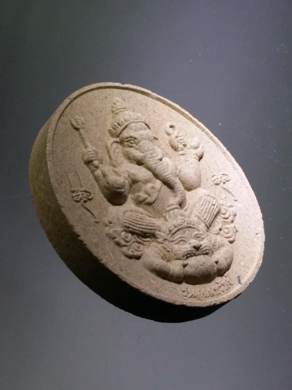 รหัสสินค้า พระมีกล่อง 3856 พระพิฆเณศวรเทพเจ้าแห่งความสำเร็จ หลังอุทัยเทวี รุ่นอุดมทรัพย์ กดโค้ดที่ขอบด้านข้าง กล่องที่ใส่พระมา ไม่ใช่ของเดิมนะครับ พิจารณาก่อนเช่าบูชาด้วยครับ