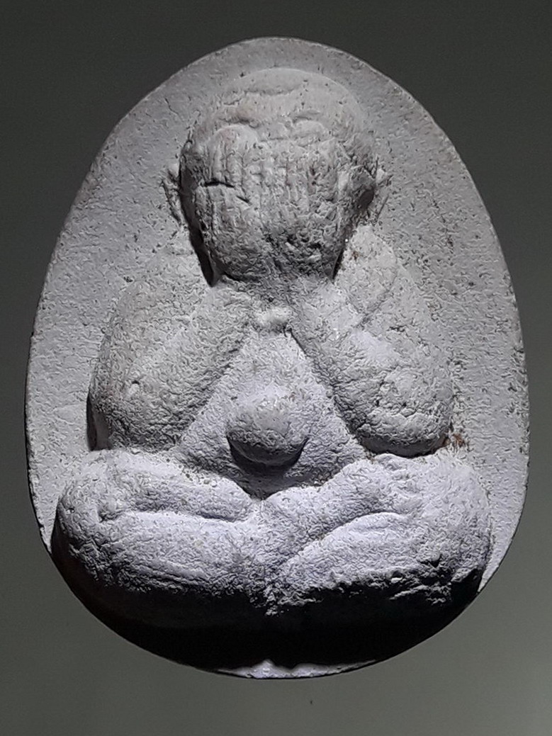 รหัสสินค้า พระเนื้อดิน ผง ว่าน 10460 พระปิดตาหลังยันต์น้ำเต้า ฝังแร่มวลสาร วัดเขาบางทราย จังหวัดชลบุรี