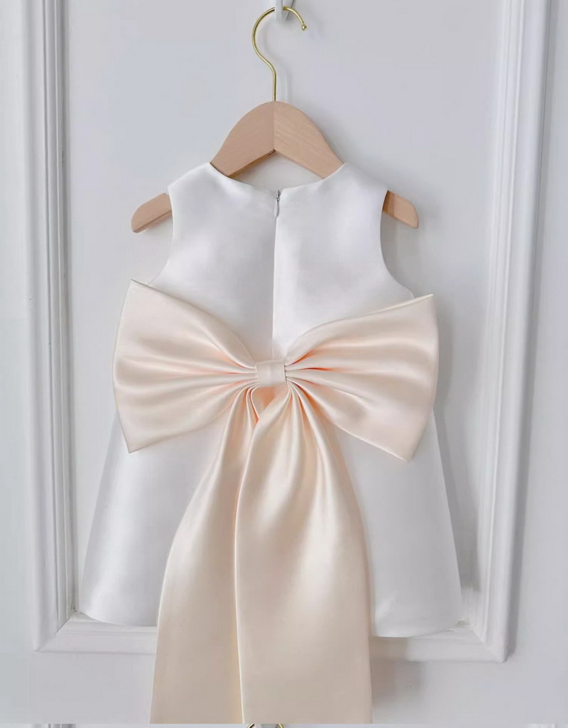 Gd4525- พร้อมส่งจากไทย ชุดออกงานเด็กหญิงสีขาว โบว์ใหญ่สีครีมแชมเปญสวยเรียบหรูสไตล์คุณหนู สุดหรูด้วยเนื้อผ้าสวยดุจไหม โบว์แยกจากชุดได้ ชุดราตรีเด็กทรงสั้น
