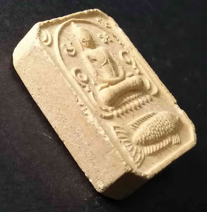 รหัสสินค้า อุดรธานี 004 พระพิมพ์ขี่ปลากัด หลวงปู่อ่อนสา สุขกาโร วัดป่าประชาชุมพล จ.อุดรธานี พระรายการนี้ให้เช่าบูชาแล้ว