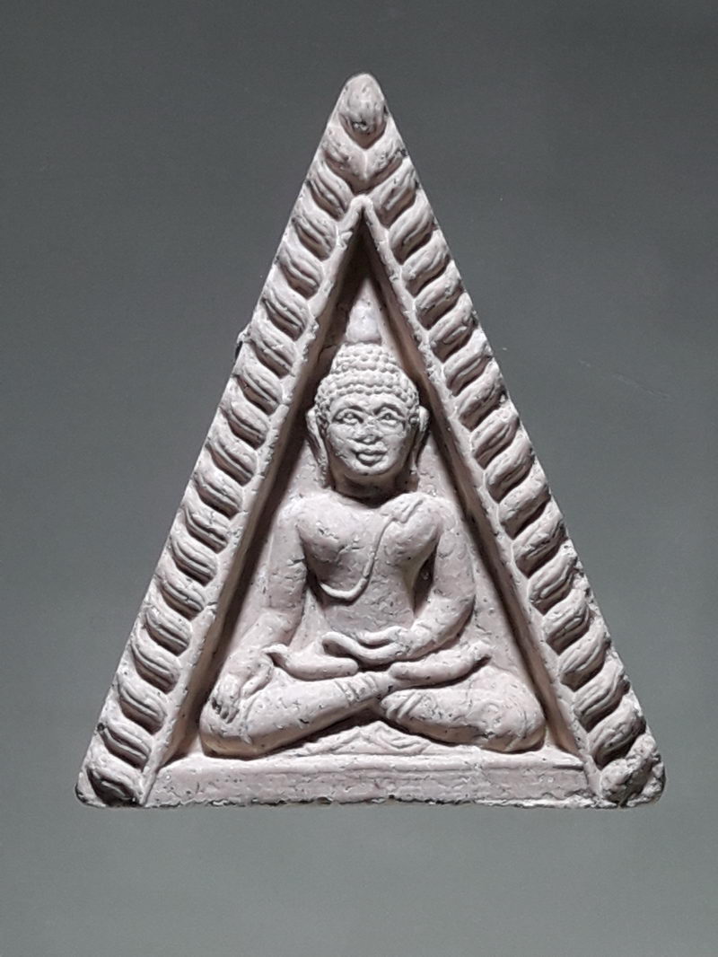รหัสสินค้า พระเนื้อดิน ผง ว่าน 10329 พระพุทธสิหิงค์ วัดโคกขาม จังหวัดสมุทรสาคร พิมพ์สามเหลี่ยมเนื้อผง ขนาดเทียบกับเหรียญบาท
