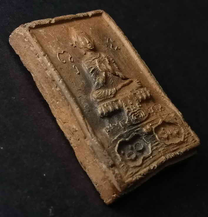 รหัสสินค้า พระไม่ทราบที่ 018 พระเนื้อดินปางปฐมเทศนา ไม่ทราบที่ อักขระยันต์ด้านข้างเขียนว่าพุทธะ พระรายการนี้ให้เช่าบูชาแล้วครับ