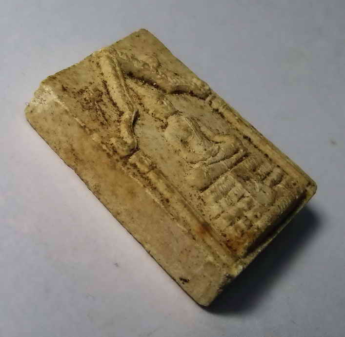 รหัสสินค้า พระเนื้อดิน เนื้อผง เนื้อว่าน 084 พระผงรูปเหมือนพระพุทธปางสะดุ้งกลับ หลังรูปเหมือนหลวงปู่ไฝ ไม่ทราบที่