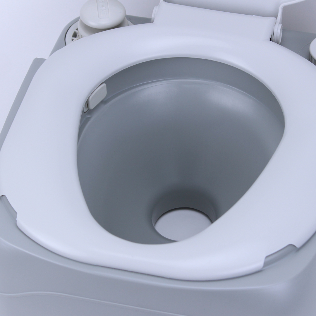 สุขาเคลื่อนที่ รุ่น P.1 ฝารองนั่งแบบวงรี ความจุน้ำสะอาด 12 ลิตร ความจุของเสีย 21 ลิตร ฟรีสายฉีดชำระ