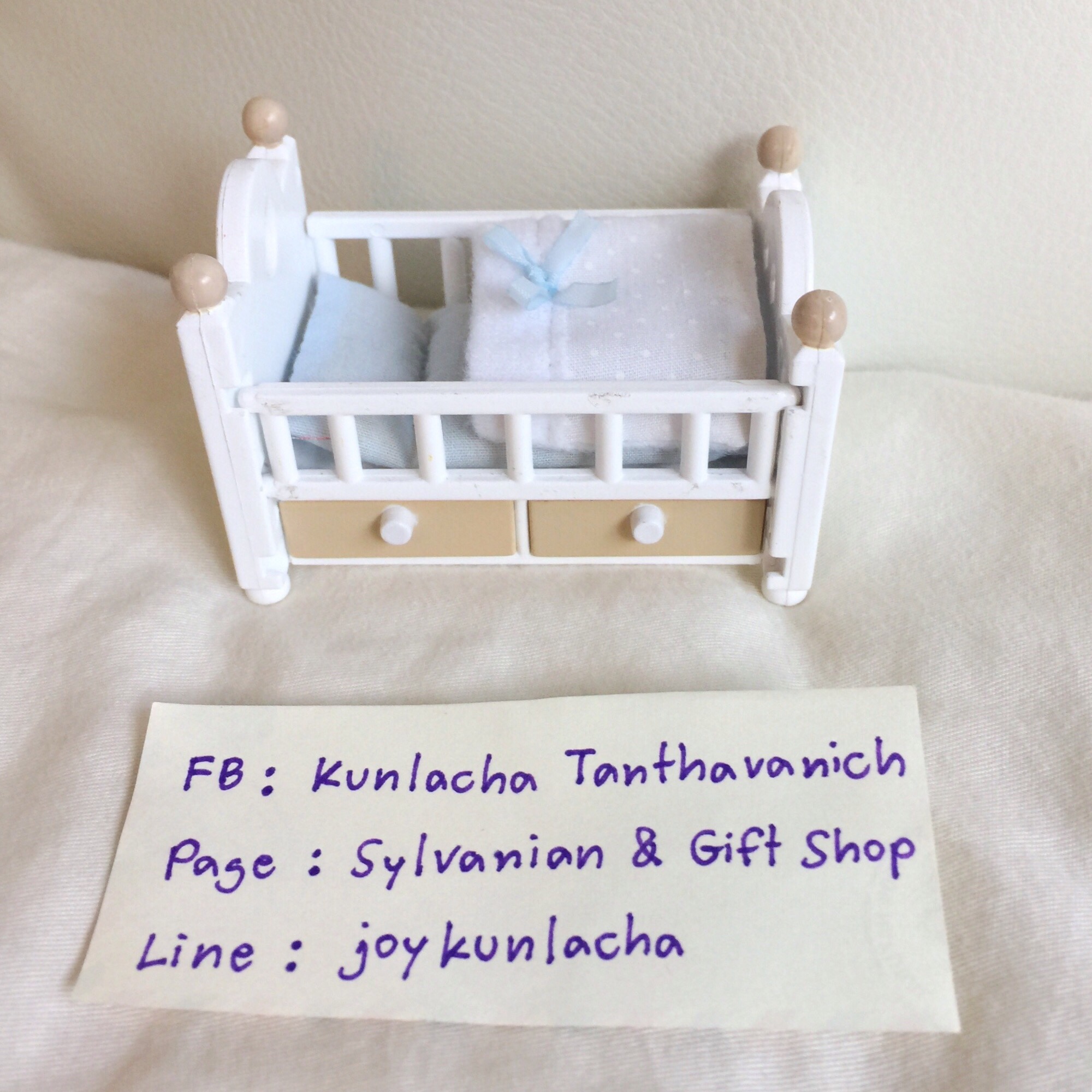 เตียงนอนเบบี๋ พร้อมที่นอนและผ้าห่ม น่ารักค่ะ Baby Bed : Sylvanian Families
