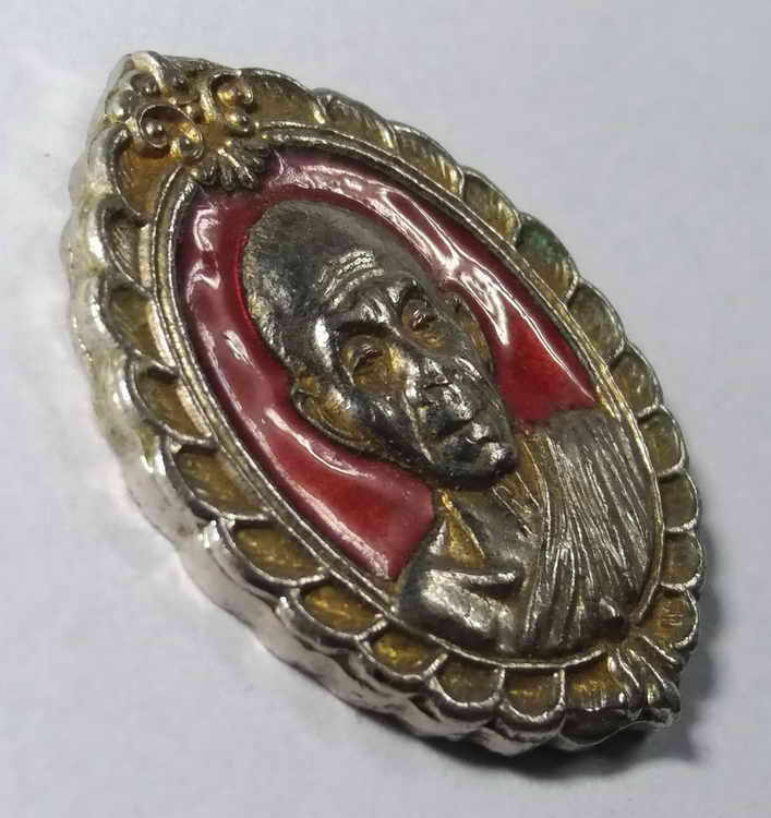 รหัสสินค้า นครราชสีมา 087 เหรียญชุบนิเกิ้ลลงยาแดง หลวงพ่อคูณ วัดบ้านไร่ รุ่นสมทบทุนมูลนิธิส่งเสริมศิลปาชีพ สร้างปี 2536