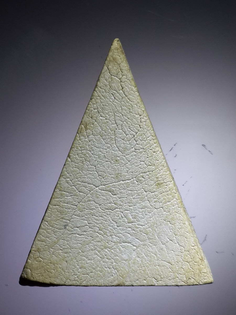 รหัสสินค้า พระไม่ทราบที่ 428 พระผงสามเหลี่ยม พิมพ์พระพุทธนั่งบัวหลังเรียบ ไม่ทราบที่