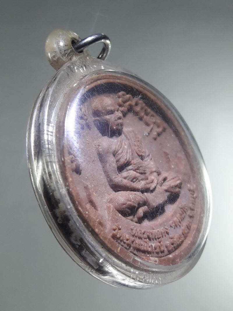 รหัสสินค้า พระเนื้อดิน ผง ว่าน 10540 พระเนื้อผงจันทร์ลอย ฝังพลอยเสก หลวงพ่อคง วัดเขาสมโภชน์ อำเภอชัยบาดาล จังหวัดลพบุรี หลังพระพุทธปางเปิดโลก