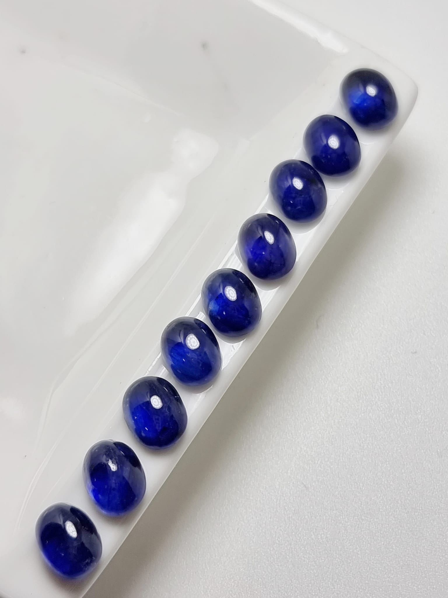 ไพลินเผาใหม่ หลังเบี้ย 8x6 mm. 20 กะรัต ชุดละ 4,400 บาท