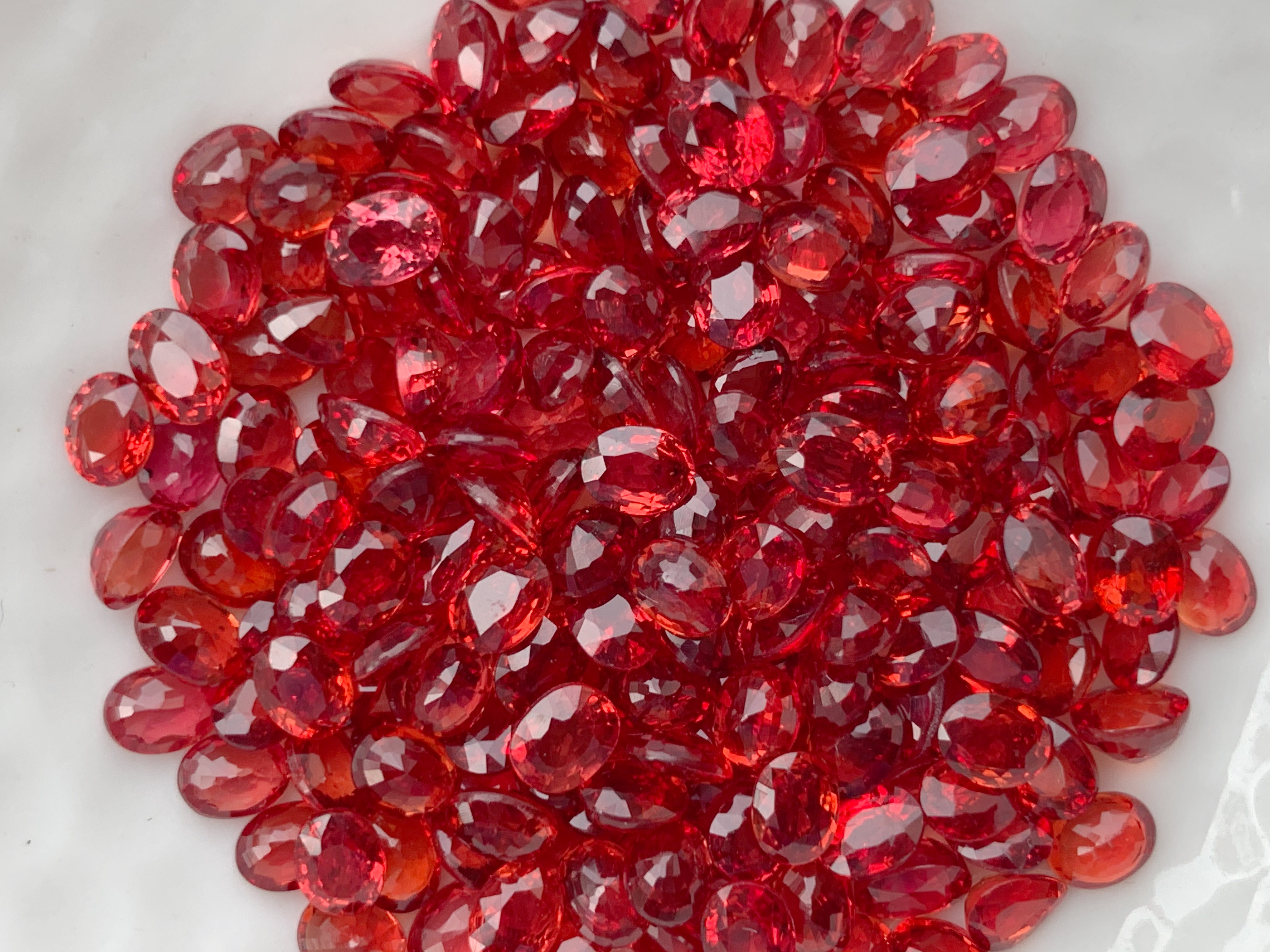 บุษราคัมแดงไข่ 4X3 mm. 1 กะรัต