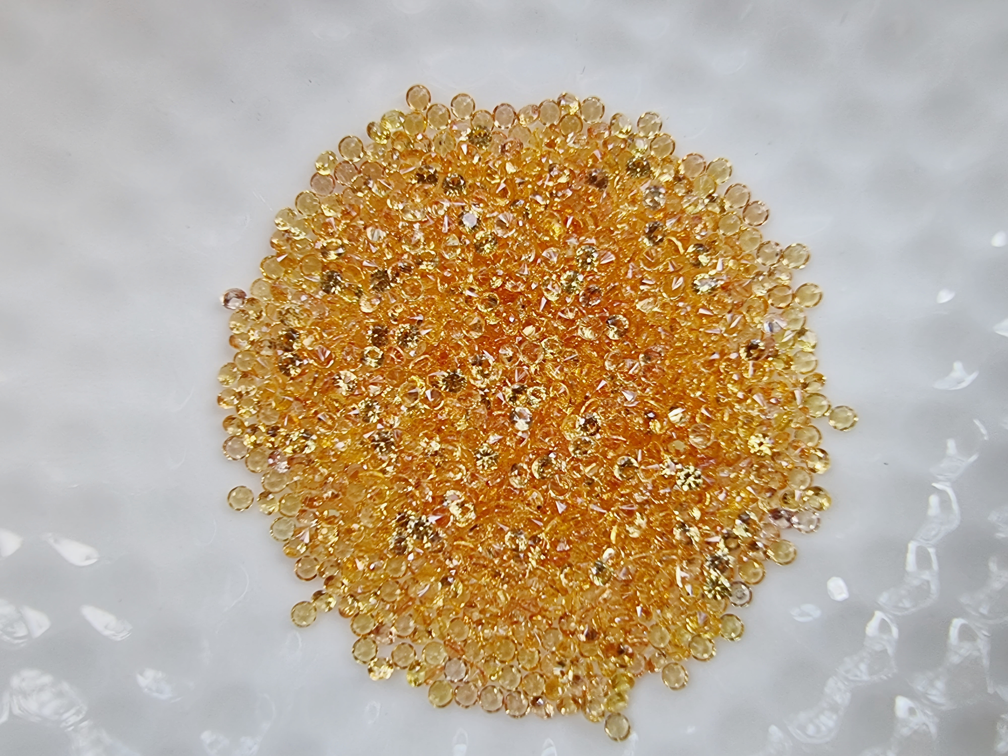 Yellow sapphire บุษราคัมกลม 1.5 มม. 1 กะรัต