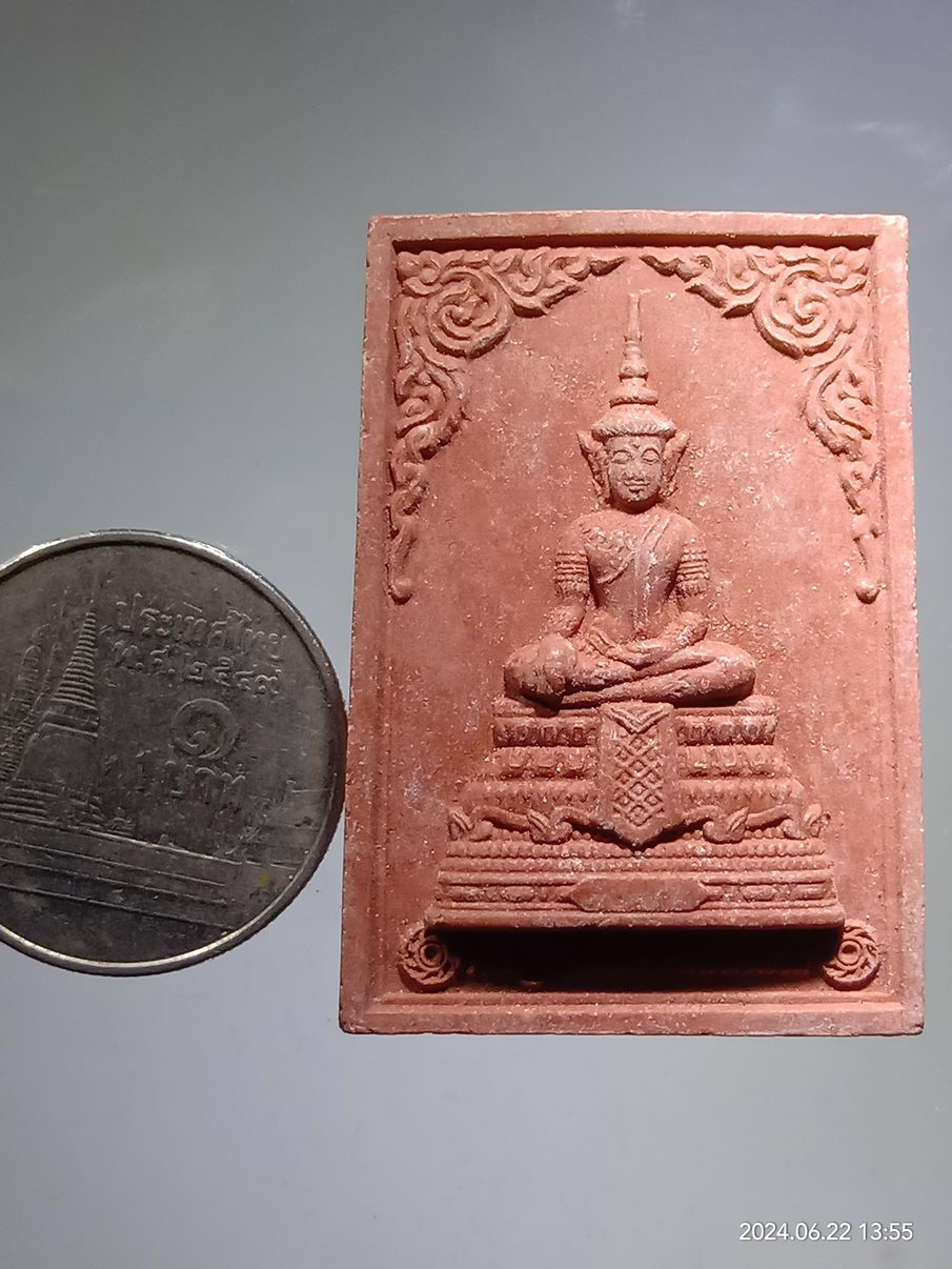 รหัสสินค้า พระเนื้อดิน เนื้อผง เนื้อว่าน 119 พระพุทธเมตตาเสนานาถ เนื้อผงสีแดง หลัง ภปร. กองทัพบกจัดสร้าง โดยได้รับพระบรมราชานุญาต