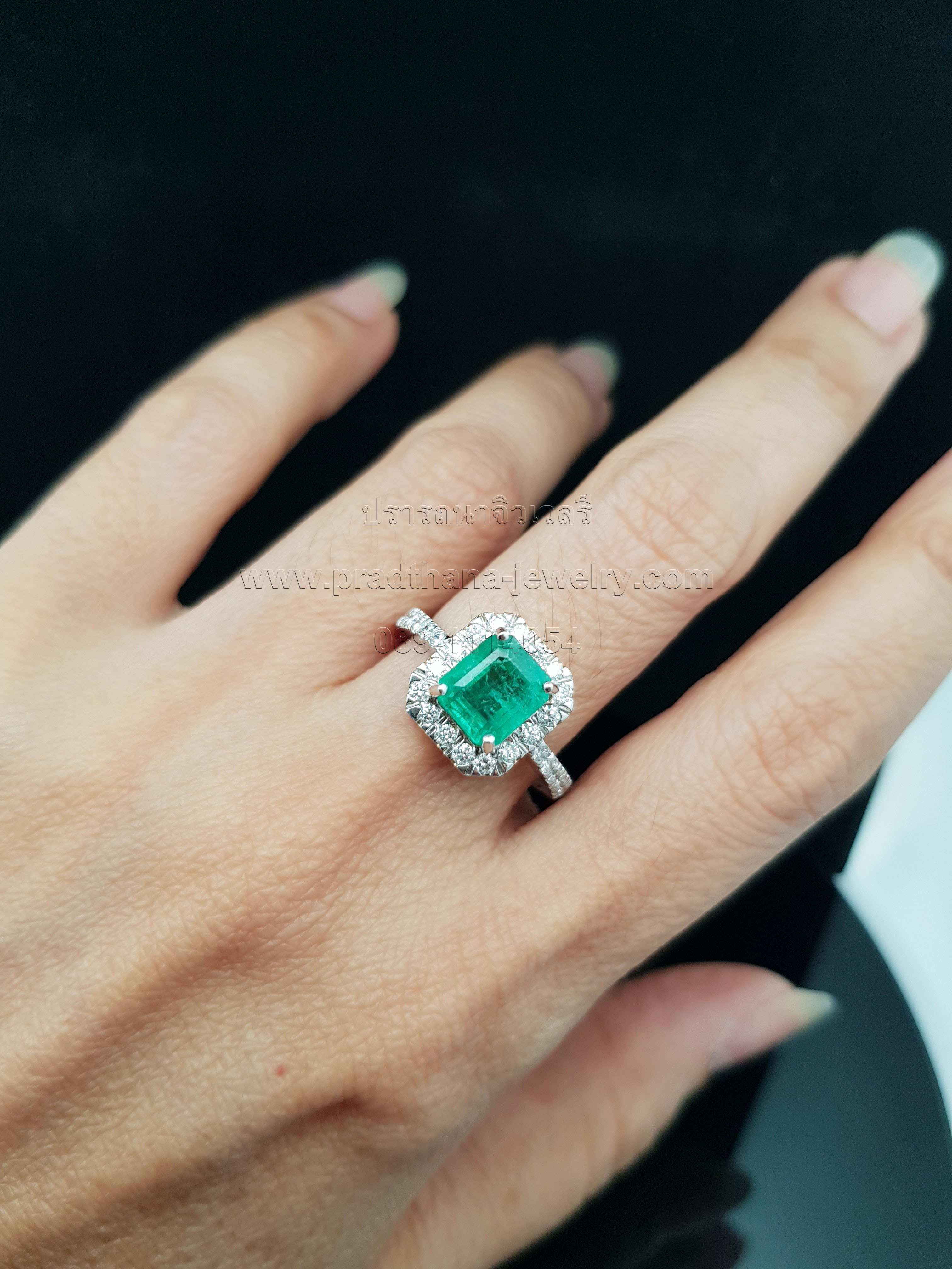 แหวนมรกตประดับเพชร