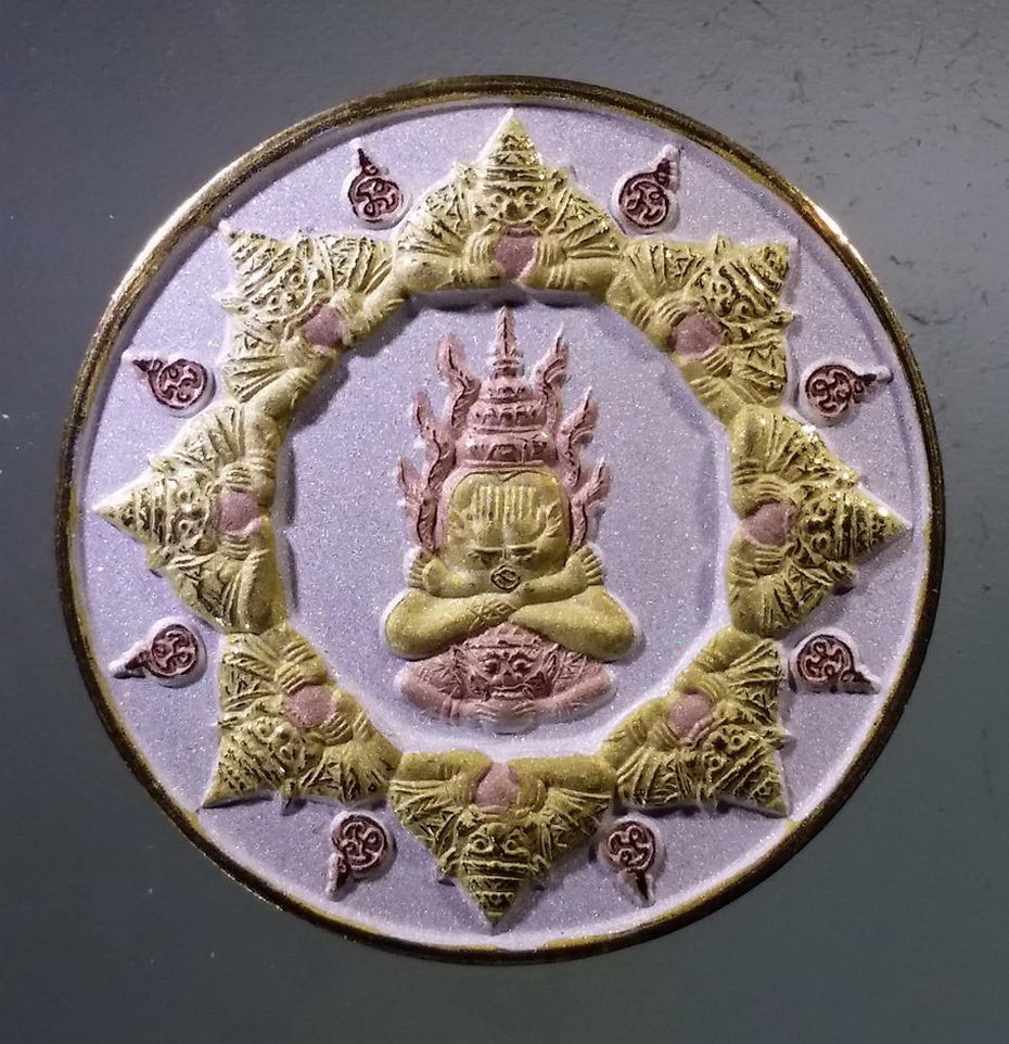รหัสสินค้า พระมีกล่อง 3010 เหรียญปิดตาพังพระกาฬ สามกษัตริย์ รุ่นจอมจักรพรรดิมหาบารมี มีโค้ดที่ขอบเหรียญ หมายเลข 1733 เลเซอร์ พ่อท่านนวล วัดไสหร้า ปลุกเสก